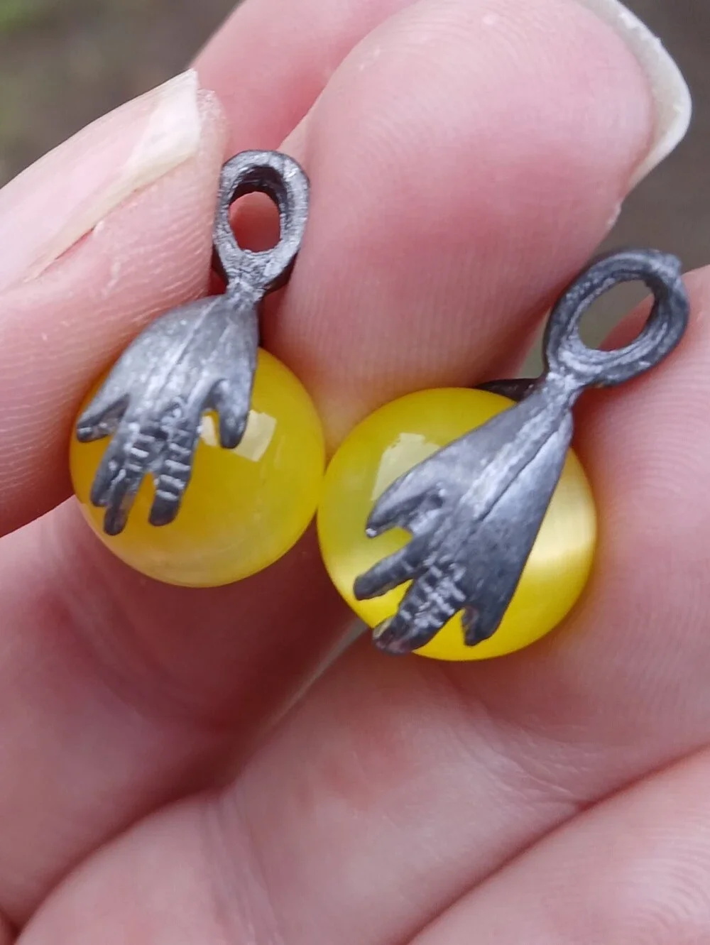 New 2pc Hands Holding Yellow Cat Eye Sphere Pendant.